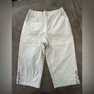 Croft & barrow Beige elastic waist 32” Capri pants Medium Inseam 18” Side Detail